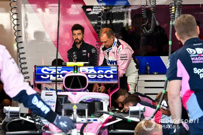 Mecânicos aprontam carro da Racing Point