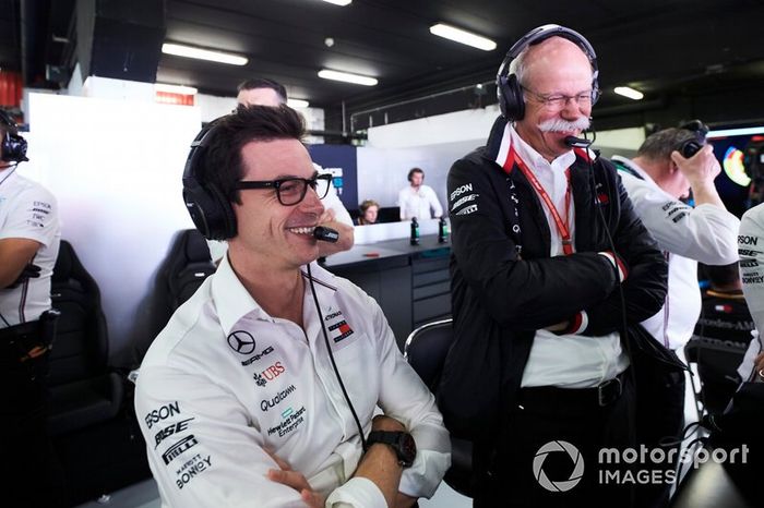 Toto Wolff, Director Ejecutivo (Negocios), Mercedes AMG, y el Dr. Dieter Zetsche, CEO, Mercedes Benz