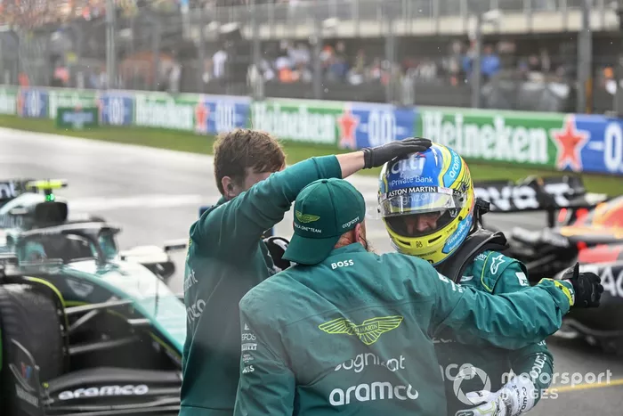 Fernando Alonso, Aston Martin F1 Team, 2ª posición, celebra con su equipo su llegada al Parc Ferme