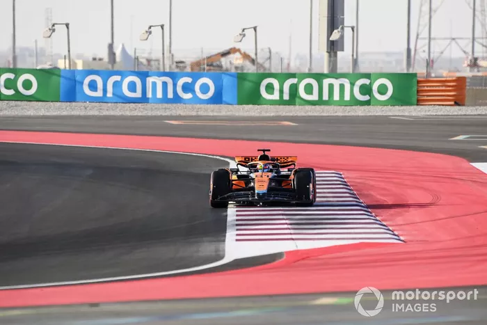 Oscar Piastri, McLaren MCL60, pasa por encima del bordillo de la curva 12-13 que fue alterado debido a la separación de neumáticos.