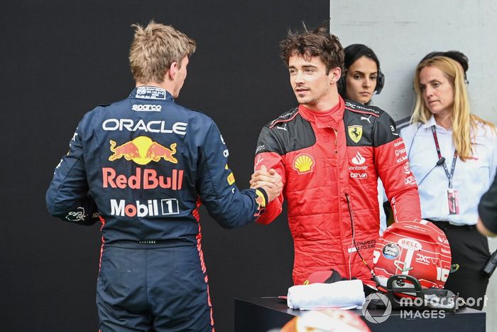 El hombre de la pole, Max Verstappen, Red Bull Racing, y Charles Leclerc, Scuderia Ferrari, se felicitan mutuamente tras la Calificación.