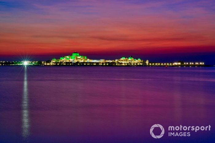 Una vista general de Abu Dhabi al caer la noche