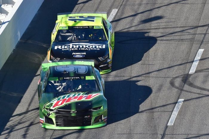 Chase Elliott, Hendrick Motorsports, Chevrolet Camaro Mountain Dew, Ryan Blaney, Team Penske, Ford Mustang Menards/Richmond