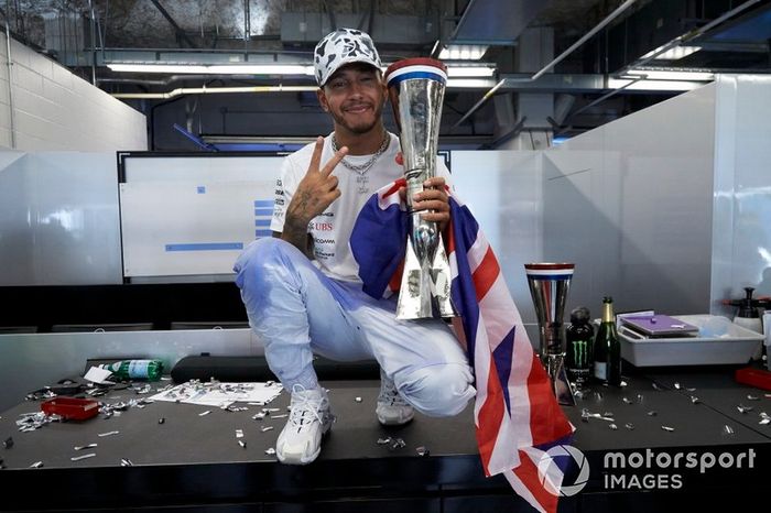 Lewis Hamilton, Mercedes AMG F1, celebra su sexto campeonato del mundo. En 2019 sumó cinco títulos en una misma década, algo solo conseguido dos décadas atrás por Michael Schumacher y en los cincuenta por Juan Manuel Fangio.