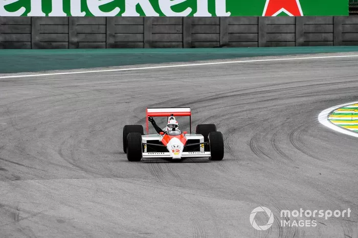 Martin Brundle conduce el McLaren MP4/4