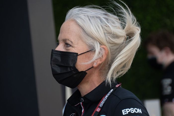Quién es Angela Cullen, clave en el éxito de Lewis Hamilton