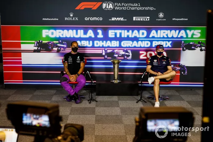 Lewis Hamilton, Mercedes y Max Verstappen, Red Bull Racing en la conferencia de prensa