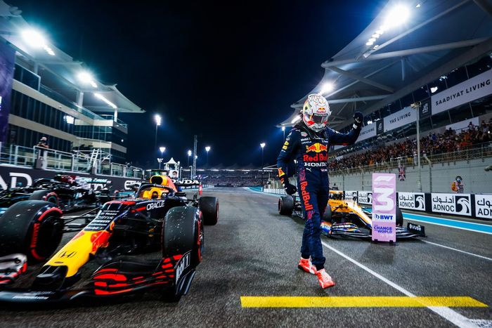 Ganador de la pole Max Verstappen, Red Bull Racing, celebra