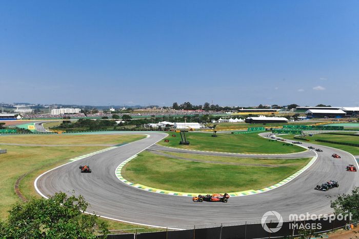 Max Verstappen, Red Bull Racing RB16B, Sergio Pérez, Red Bull Racing RB16B, y Valtteri Bottas, Mercedes W12