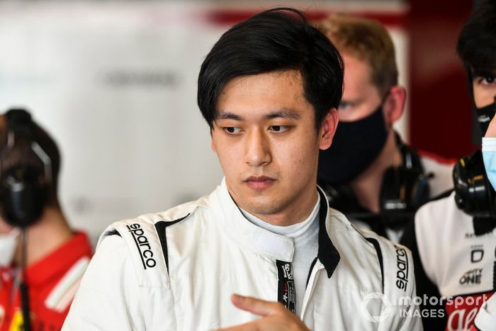 Guanyu Zhou (175 cm).