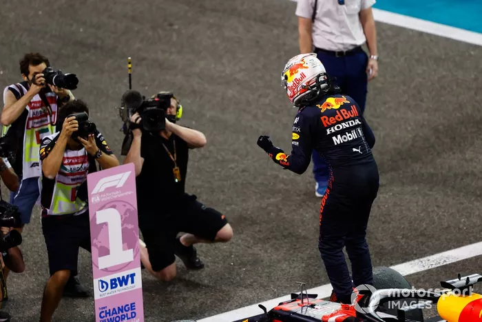 El campeón Max Verstappen, Red Bull Racing, celebra en el Parc Ferme