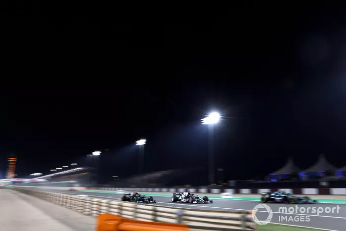 Lance Stroll, Aston Martin AMR21, Yuki Tsunoda, AlphaTauri AT02, y Valtteri Bottas, Mercedes W12.
