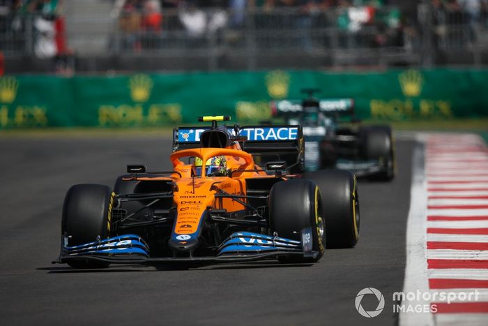 Lando Norris, McLaren MCL35M, Lance Stroll, Aston Martin AMR21