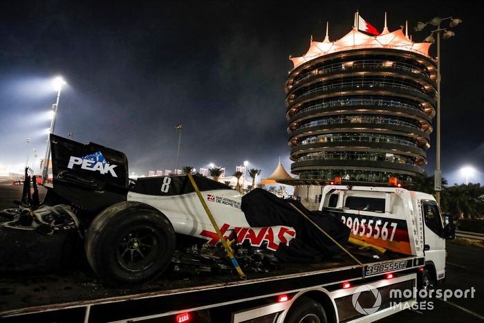 Restos del coche de Romain Grosjean, Haas VF-20, en un camión