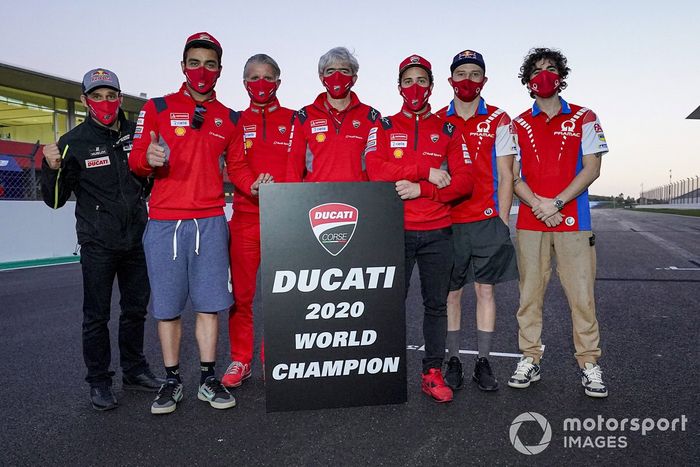 Foto de grupo de Ducati celebrando el título de constructores, con Gigi Dall'Igna, los pilotos Andrea Dovizioso y Danilo Petrucci, Jack Miller y Francesco Bagnaia