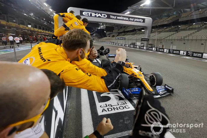 Lando Norris, McLaren MCL35 taglia il traguardo e prende la bandiera a scacchi