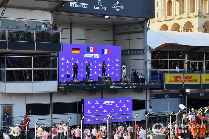 Podio: segundo lugar Sebastian Vettel, Aston Martin, ganador de la carrera Sergio Pérez, Red Bull Racing, tercer lugar Pierre Gasly, AlphaTauri