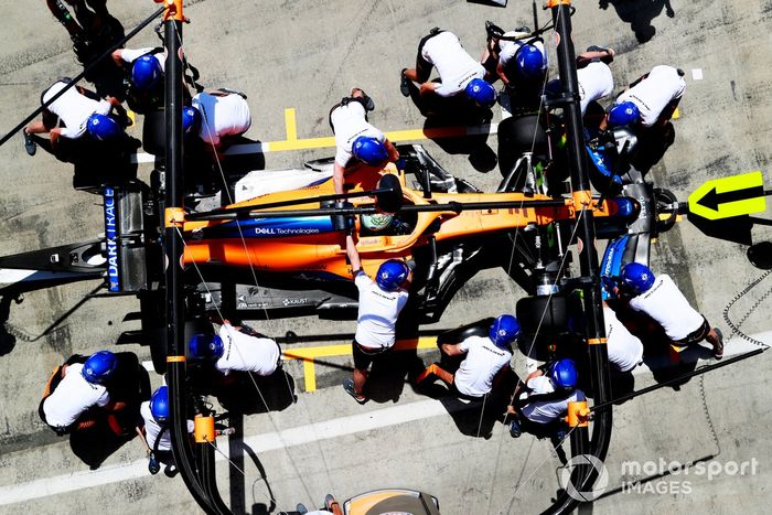 Daniel Ricciardo, McLaren MCL35M en pits