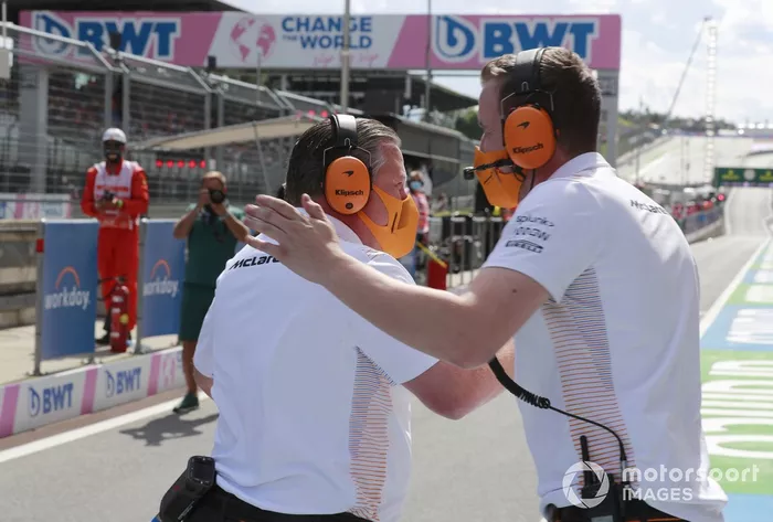 Zak Brown, director general de McLaren Racing, celebra con sus compañeros de equipo tras la clasificación