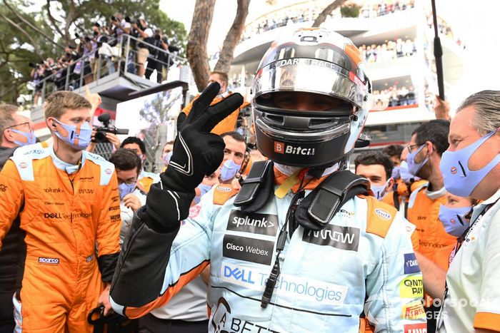 Tercer lugar Lando Norris, McLaren celebra con el equipo en Parc Ferme