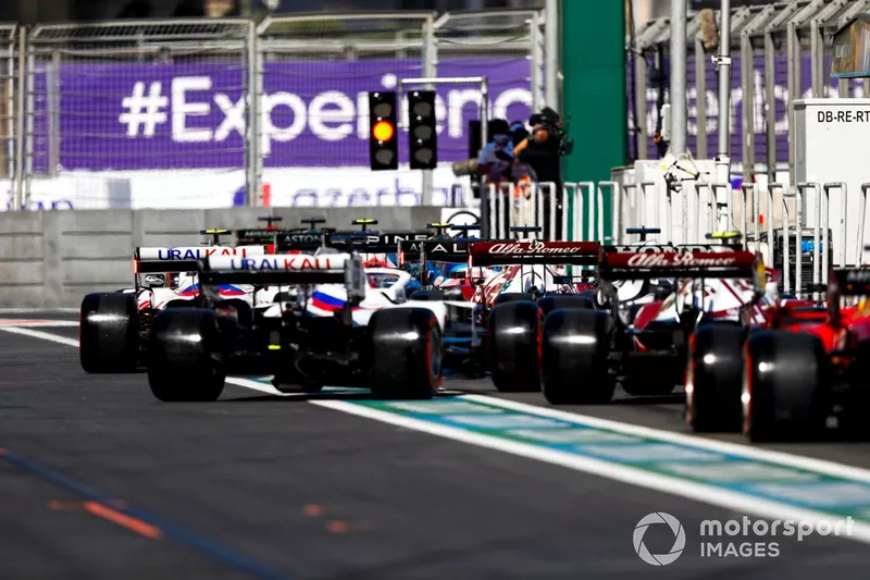 Le auto in pitlane mentre aspettano il semaforo verde 