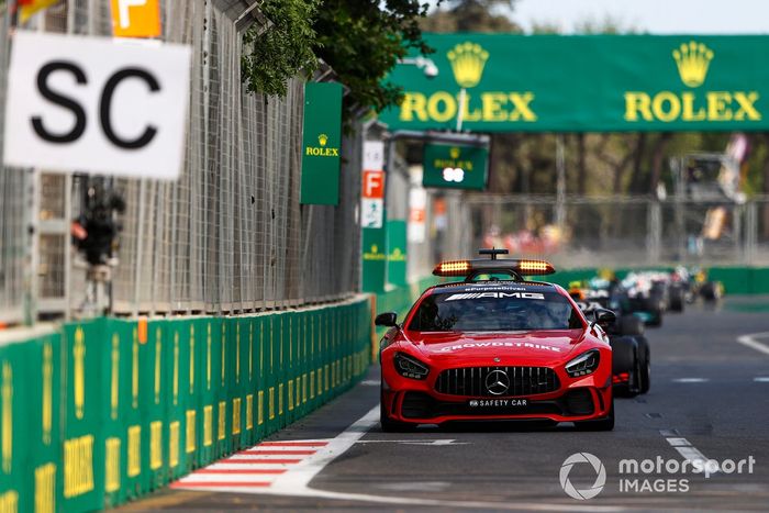 El Safety Car al frente de Max Verstappen, Red Bull Racing RB16B