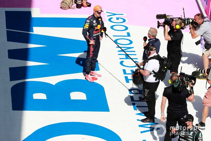 Ganador de la pole Max Verstappen, Red Bull Racing, en Parc Ferme