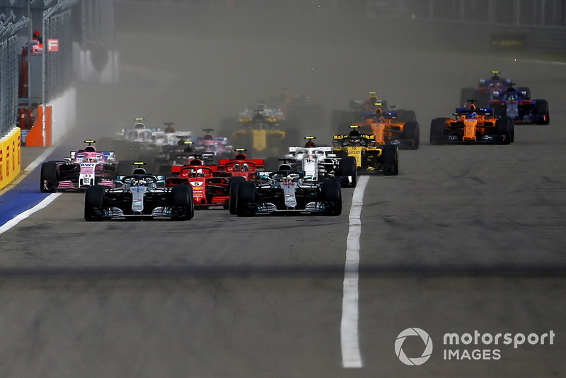 Valtteri Bottas, Mercedes-AMG F1 W09 y Lewis Hamilton, Mercedes-AMG F1 W09 al inicio