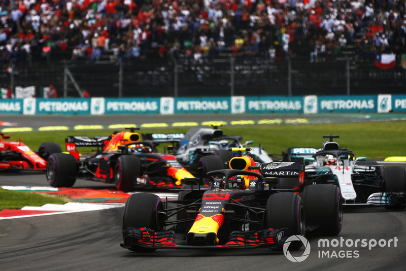 Max Verstappen, Red Bull Racing RB14, lidera a Lewis Hamilton, Mercedes AMG F1 W09 EQ Power+, al inicio