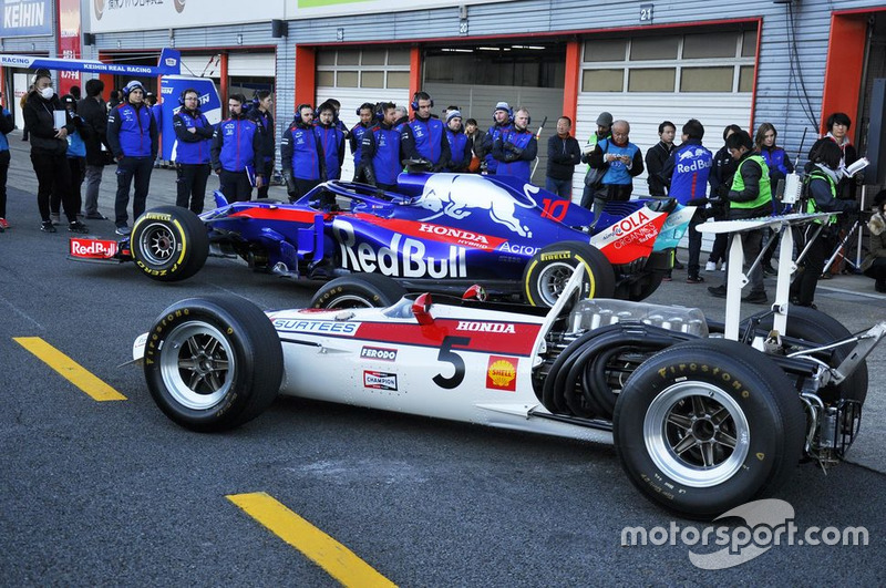 Toro Rosso-Honda STR 13 та Honda RA 301