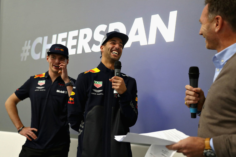 Max Verstappen, Red Bull Racing, Daniel Ricciardo, Red Bull Racing et le team principal de Red Bull Racing Christian Horner parlent à l'équipe