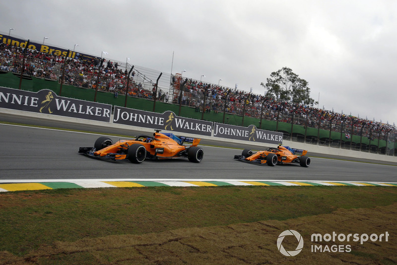 Fernando Alonso, McLaren MCL33 leads Stoffel Vandoorne, McLaren MCL33