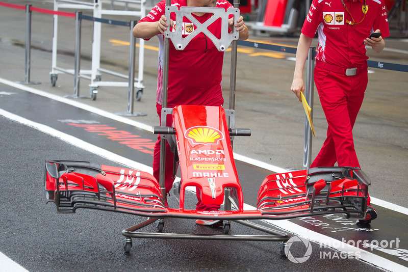 Механіки Ferrari везуть нове антикрило Ferrari SF71H з новою лівреєю
