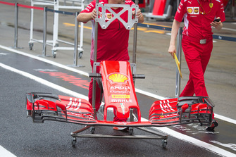Un meccanico Ferrari con un'ala anteriore della SF71H, con la nuova livrea Ferrari