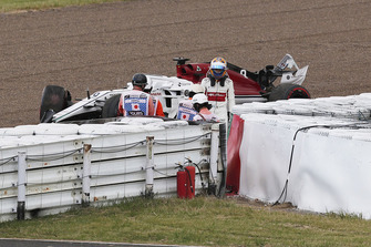Marcus Ericsson, Sauber C37, Q1'de kaza yapıyor