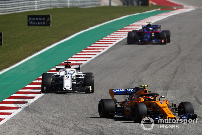 Stoffel Vandoorne, McLaren MCL33, precede Marcus Ericsson, Sauber C37, e Pierre Gasly, Scuderia Toro Rosso STR13