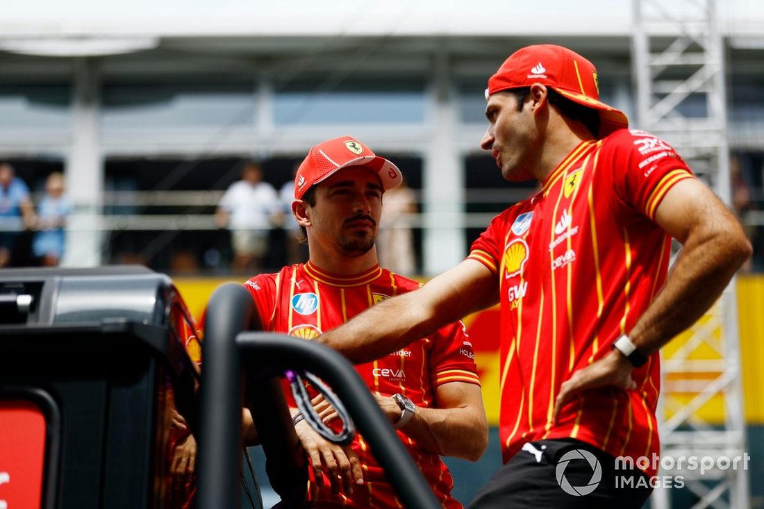 Charles Leclerc, Scuderia Ferrari, Carlos Sainz, Scuderia Ferrari, podczas parady kierowców