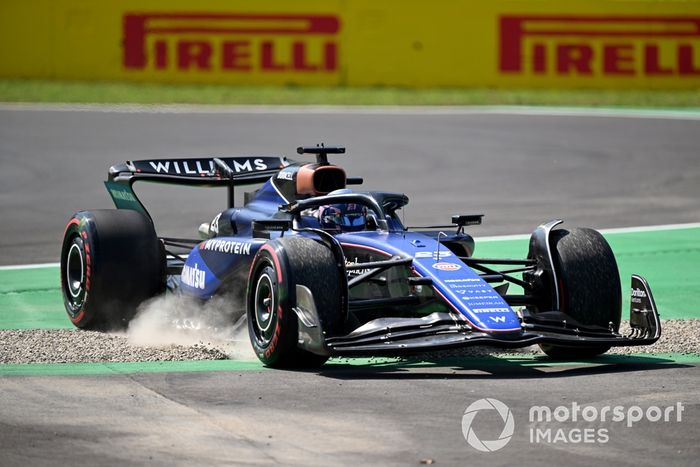 Alex Albon, Williams FW46, toma una curva