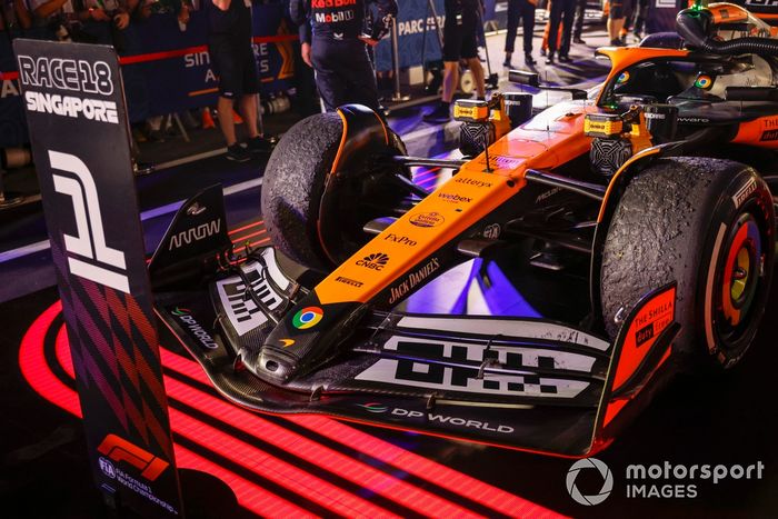 El coche de Lando Norris, McLaren MCL38, 1ª posición, en Parc Ferme
