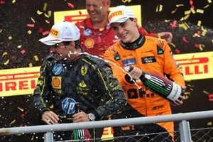 Oscar Piastri, McLaren F1 Team, 2º classificado, atira champanhe a Charles Leclerc, Scuderia Ferrari, 1º classificado