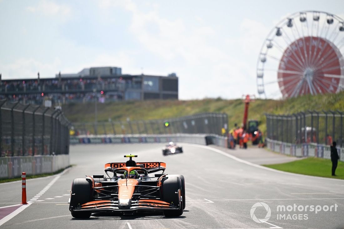 Lando Norris, McLaren MCL38, en una vuelta de reconocimiento 