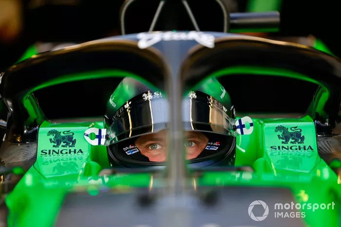 Valtteri Bottas, Stake F1 Team KICK Sauber, en el cockpit 