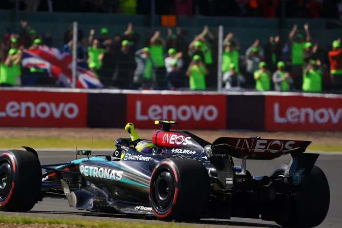 Lewis Hamilton, Mercedes F1 W15, 1ère position, lève le poing en signe de triomphe sur le chemin du Parc Ferme.