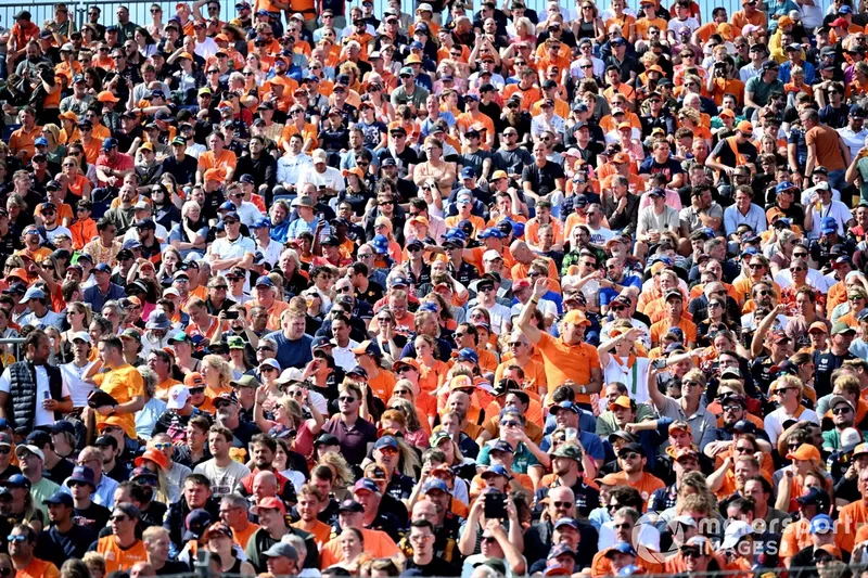 Les fans remplissent les tribunes