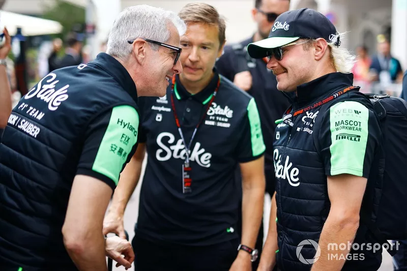Alessandro Alunni Bravi, représentant de l'équipe Stake F1 Team Kick Sauber, salue Valtteri Bottas, Stake F1 Team Kick Sauber