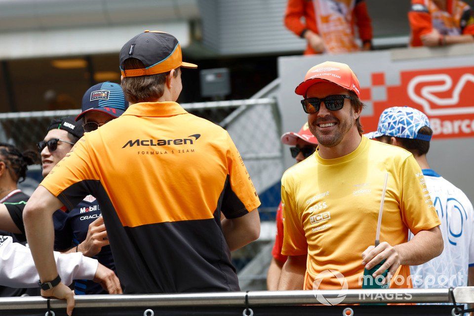Oscar Piastri, McLaren F1 Team, Fernando Alonso, Aston Martin F1 Team, na paradzie kierowców