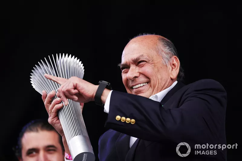 Antonio Perez remet un trophée sur le podium