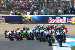 Валентино Россі, Yamaha Factory Racing лідирує на старті