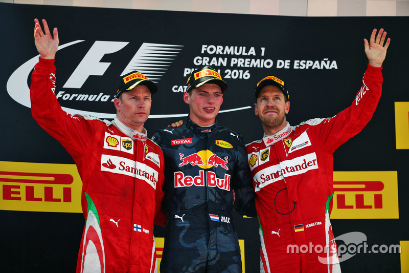 Podio: Kimi Raikkonen Ferrari, segundo lugar; Max Verstappen, Red Bull Racing, ganador de la carrera; Sebastian Vettel, Ferrari, tercer lugar