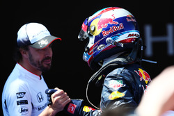 Il vincitore Max Verstappen, Red Bull Racing, festeggia nel parco chiuso con Fernando Alonso